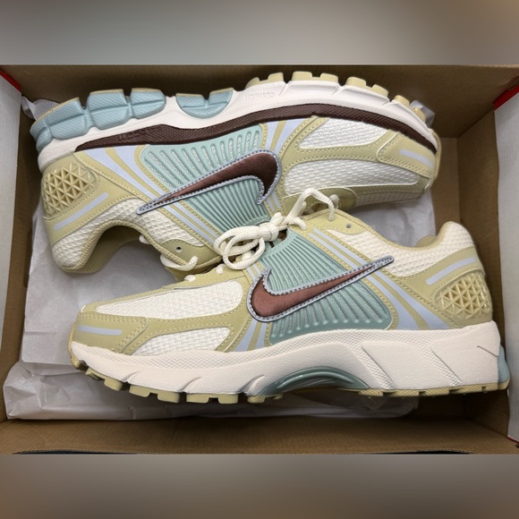Nike Air Zoom Vomero 5 Team Gold Seafoam Size 7.5m 9w Sneakers